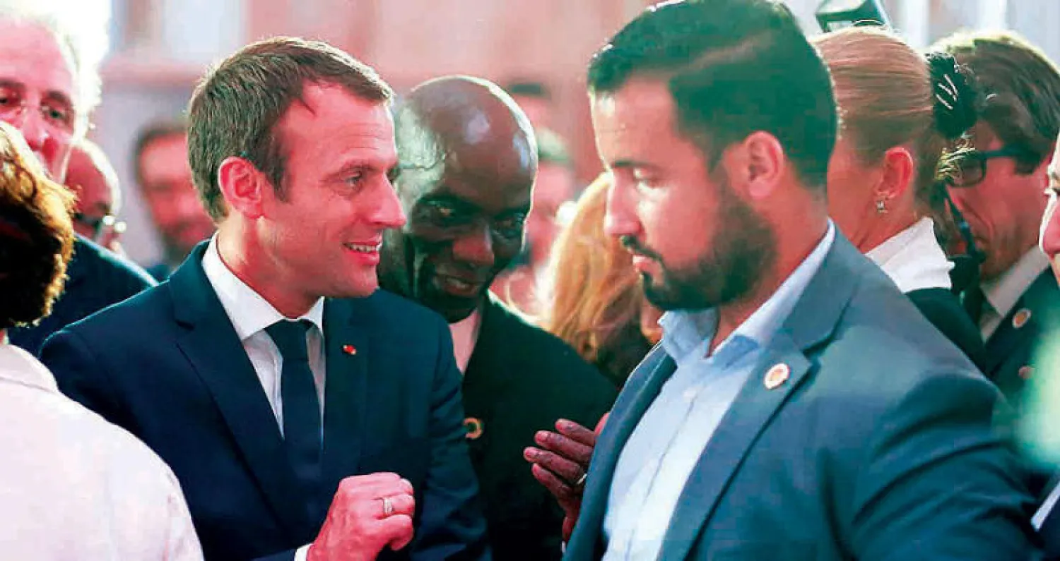 الرئيس ماكرون وحارسه الشخصي السابق بنعالا خلال حفل إفطار رمضاني بباريس يوم 20 يونيو 2017 (أ.ف.ب)