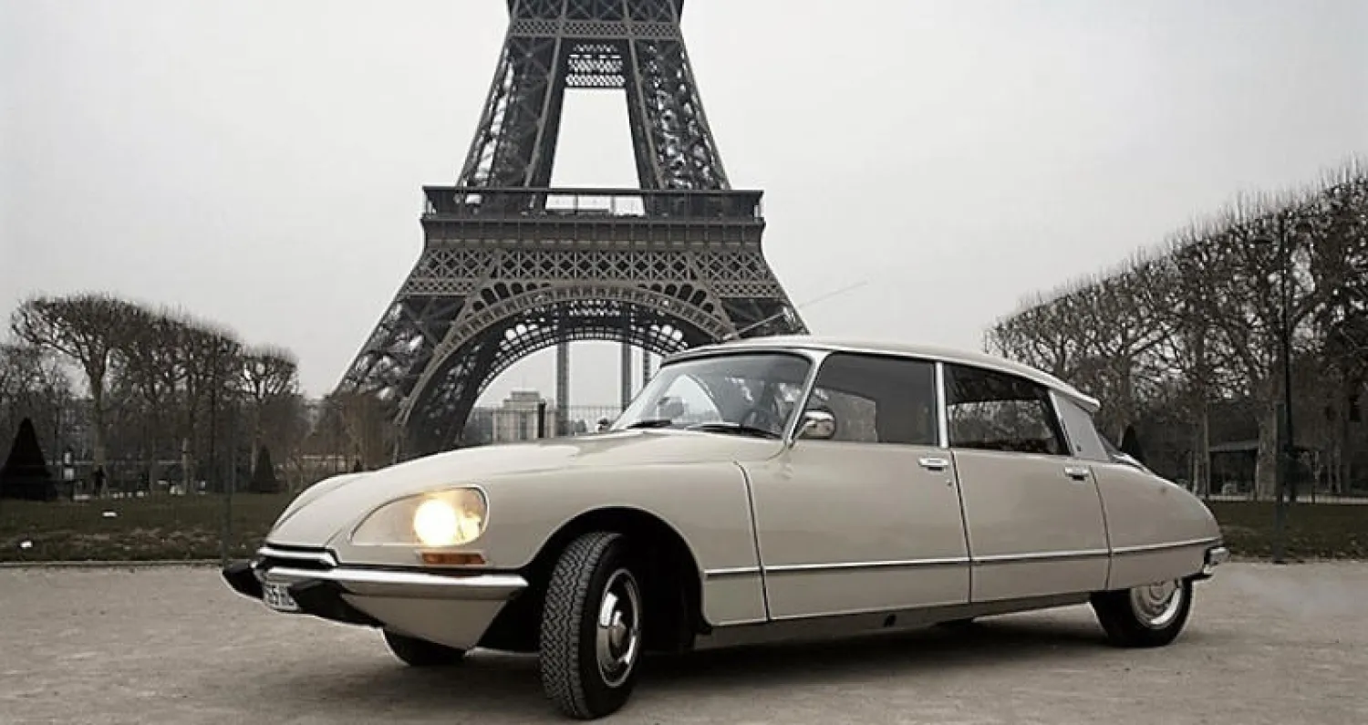 سيارات كلاسيكية تجوب باريس في تقليد سنوي