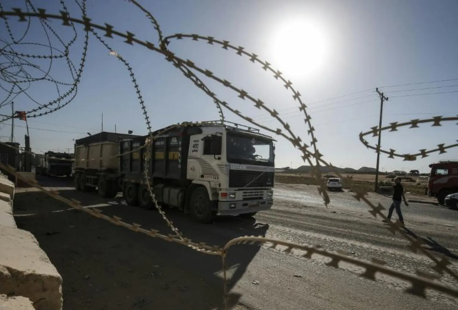 شاحنة عند معبر كرم أبو سالم (أ.ف.ب)