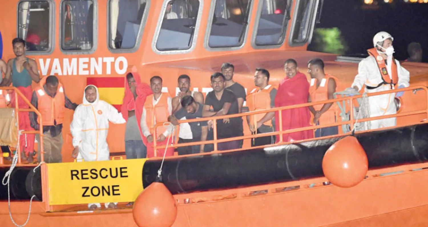 مهاجرون على قارب إنقاذ يصلون إلى ميناء ألميرا الإسباني الجنوبي أمس (إ.ب.أ)