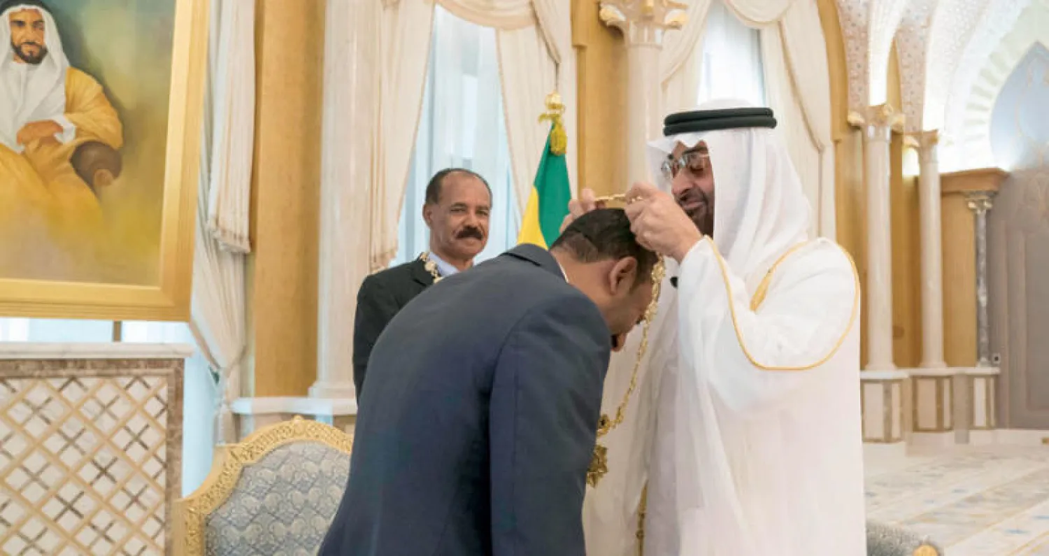 الشيخ محمد بن زايد يقلد أفورقي وأحمد {وسام زايد} (وام)