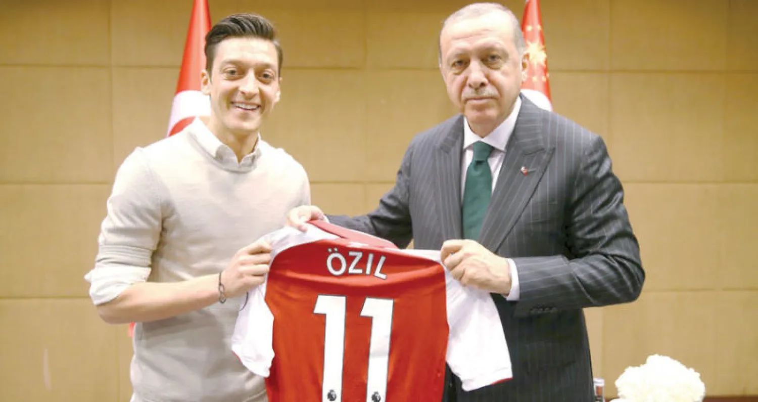 صورة إردوغان مع أوزيل التي أثارت الجدل (رويترز)