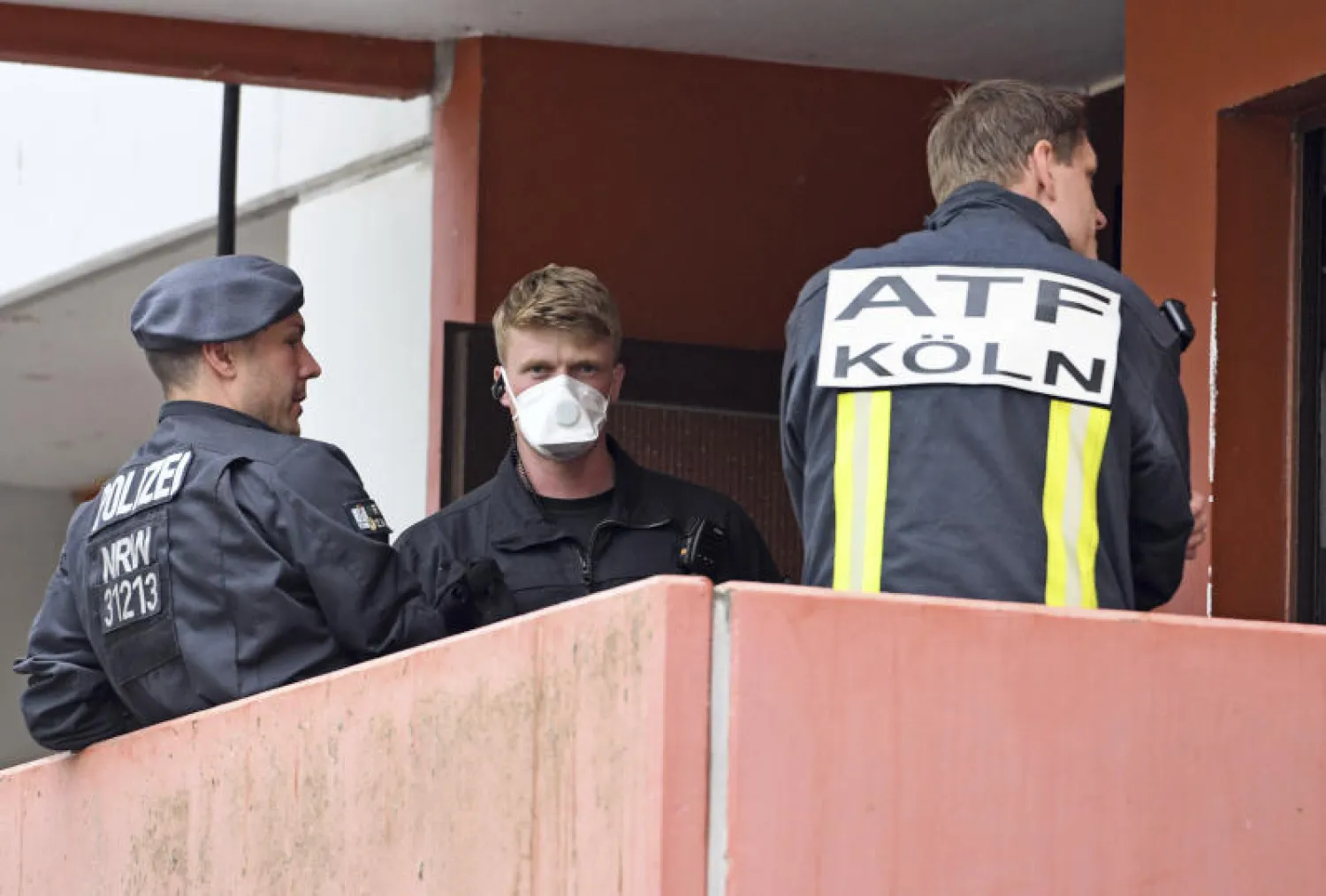 أفراد من الشرطة والاطفاء على شرفة شقة الزوجين الموقوفين في كولونيا يوم 15 يونيو الماضي (أ ب)