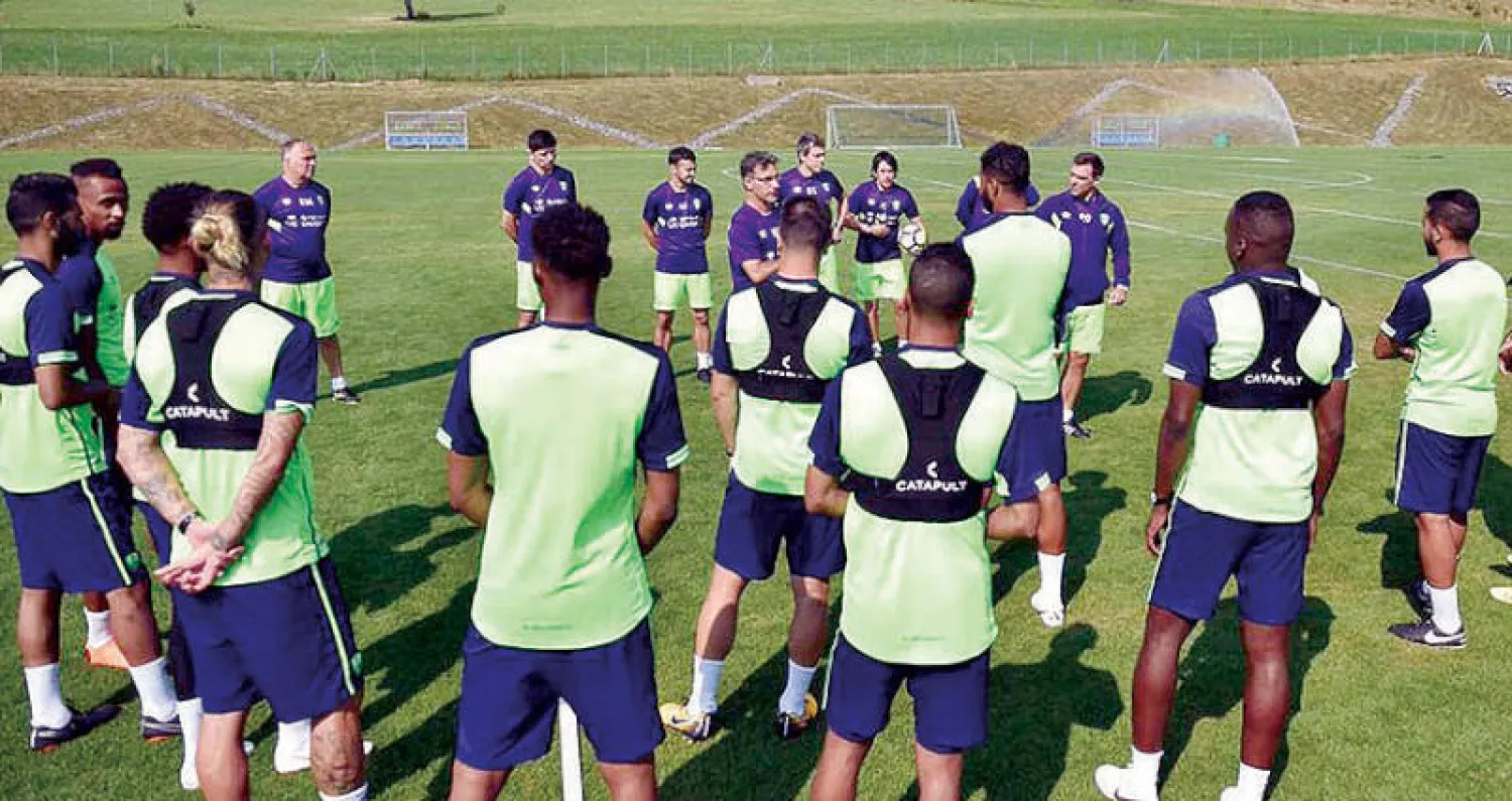 غويدي يجتمع بلاعبي الأهلي قبل انطلاقة مران أمس (المركز الإعلامي للنادي الأهلي)