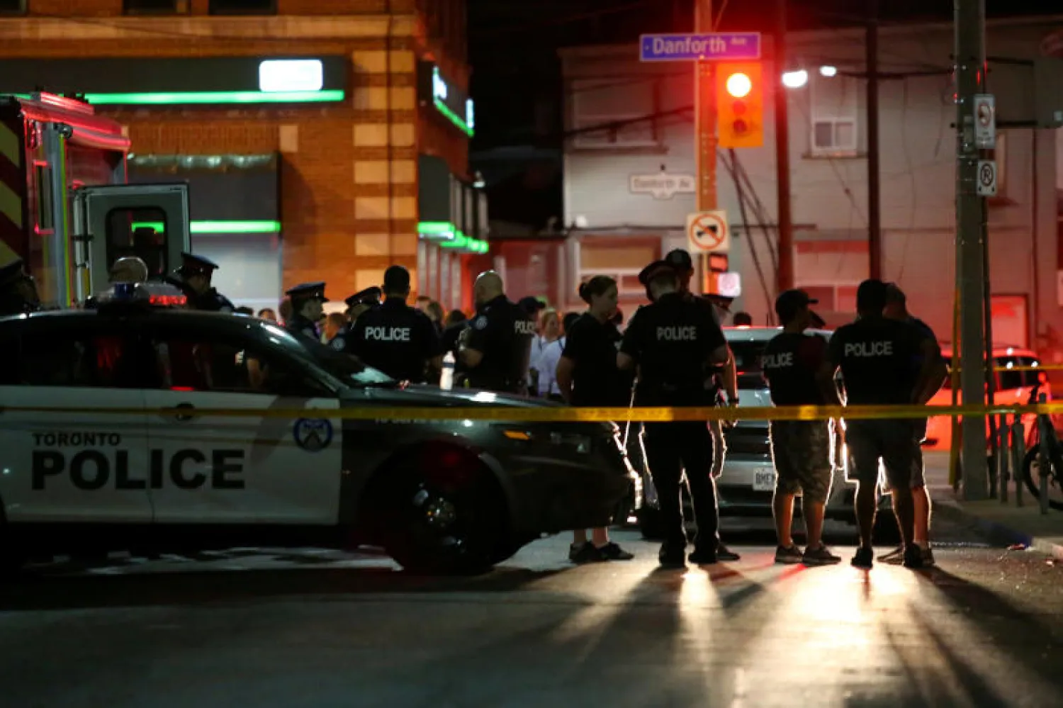 الشرطة الكندية تضرب طوقاً أمنياً قرب موقع الهجوم في تورنتو (رويترز)