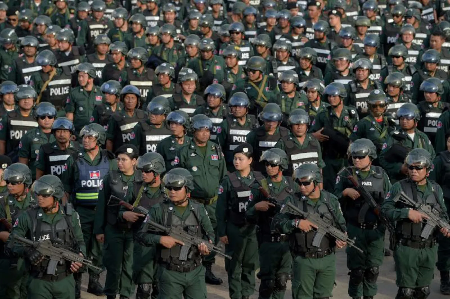 قوات الشرطة الكمبودية خلال حفل التفتيش في الملعب الأولمبي الوطني في فنومبينه  تمهيدا للانتخابات العامة (أ.ف.ب)
الناخبون يدلون بأصواتهم في الانتخابات الباكستانية (إ.ب.أ)
مسؤولو الأمن الباكستانيون في موقع الهجوم الانتحاري بالقرب من مركز اقتراع في كويتا (أ.ف.ب)
بقايا قنبلة انتحارية شوهدت في السويداء السورية (رويترز)