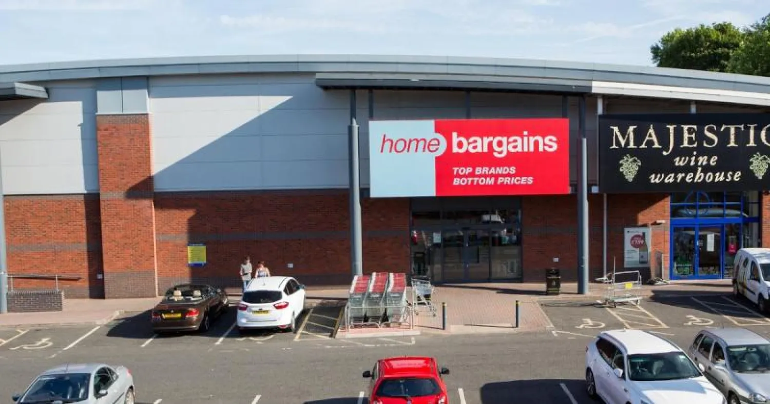 المتجر الذي وقع أمامه الحادث في ورسيستر بوسط إنجلترا (تويتر)