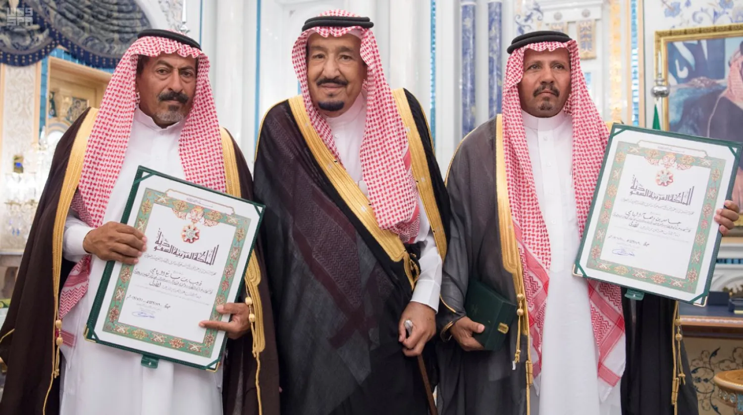 King Salman bestows King Abdulaziz medal to drown Saudi students. (SPA)