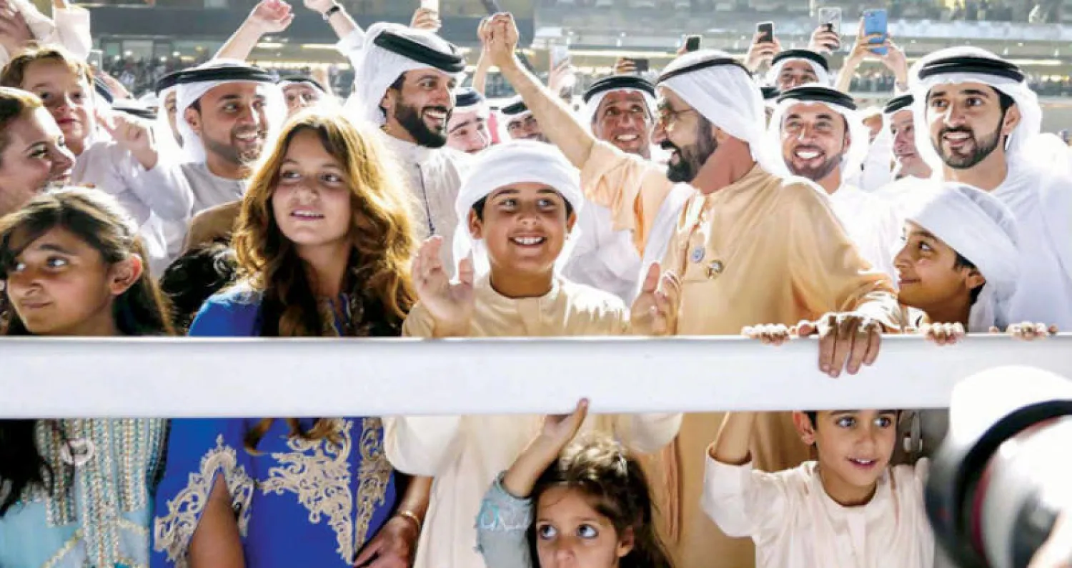 الشيخ محمد بن راشد خلال متابعته منافسات سباق الخيل («الشرق الأوسط»)