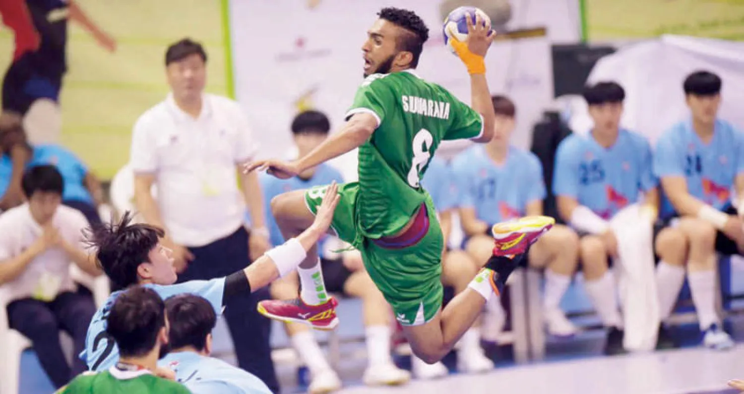 جانب من مواجهة الأخضر مع كوريا الجنوبية التي خسرها بفارق خمسة أهداف («الشرق الأوسط»)