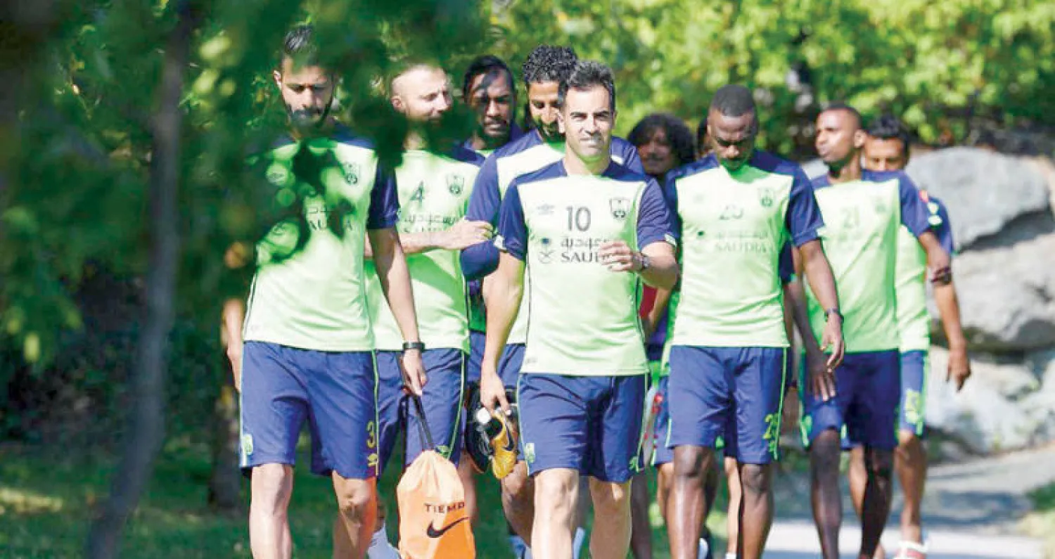 لاعبو الأهلي خلال توجههم لأداء الحصة التدريبية أمس («الشرق الأوسط»)
