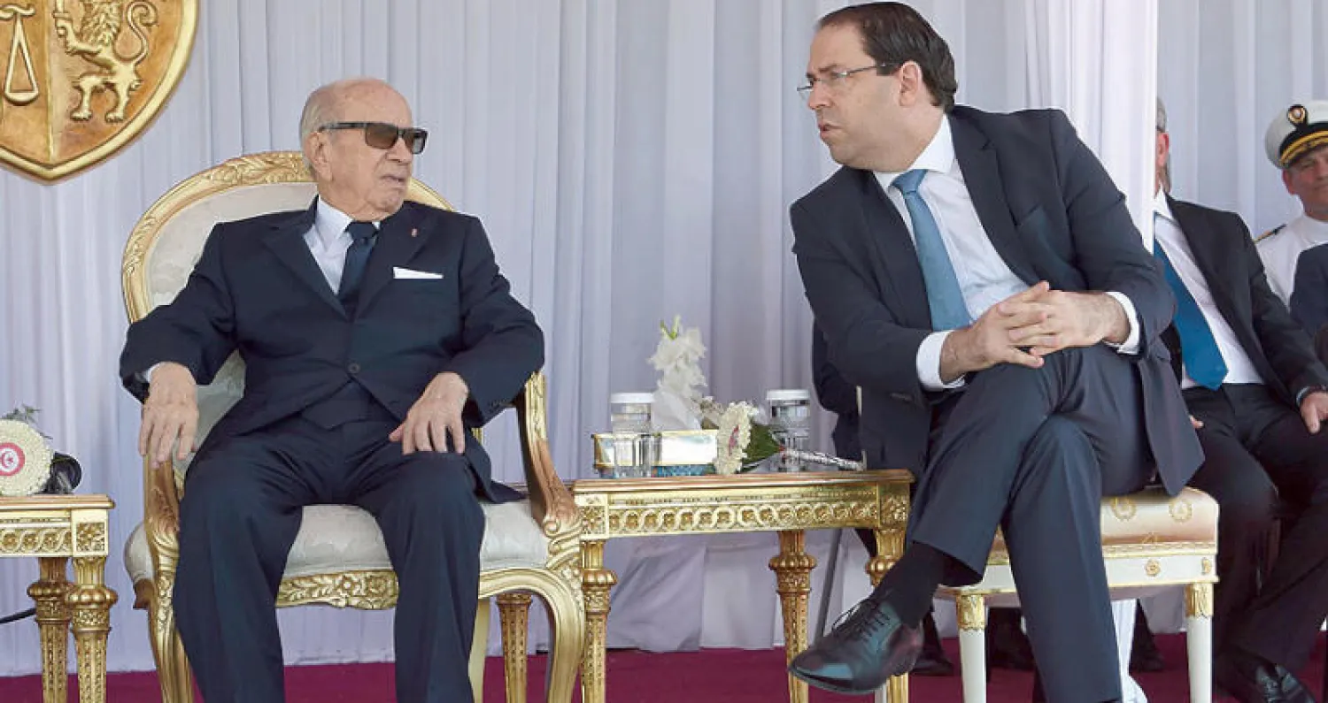 صورة أرشيفية للرئيس التونسي الباجي قايد السبسي رفقة رئيس الحكومة يوسف الشاهد (أ.ف.ب)