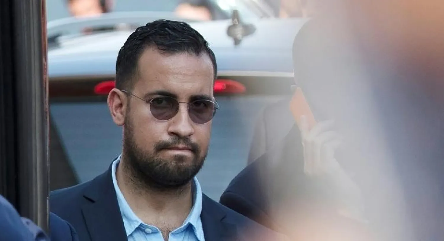 ألكسندر بنعالا المسؤول السابق القريب من الرئيس الفرنسي إيمانويل ماكرون (أ.ف.ب)