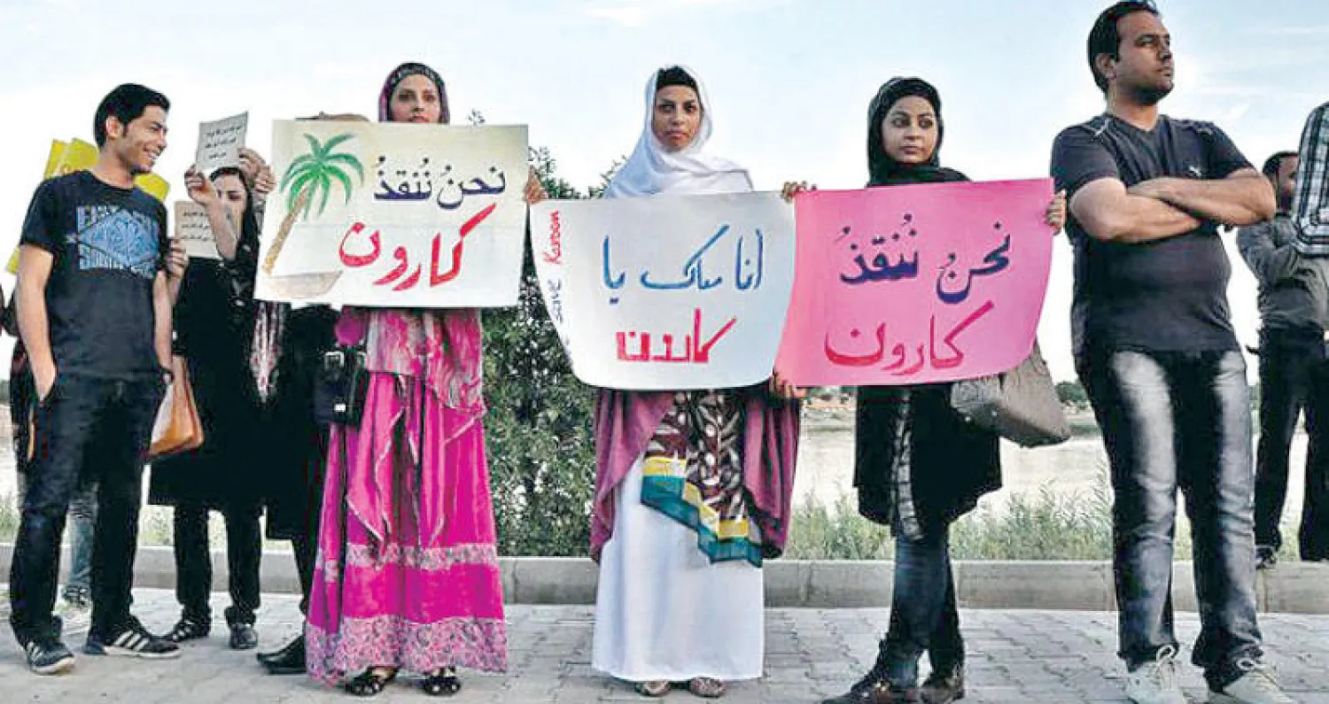 محتجون أحوازيون على تحويل مجرى نهر كارون في صورة تعود إلى أكبر موجة احتجاجات خلال أكتوبر 2013