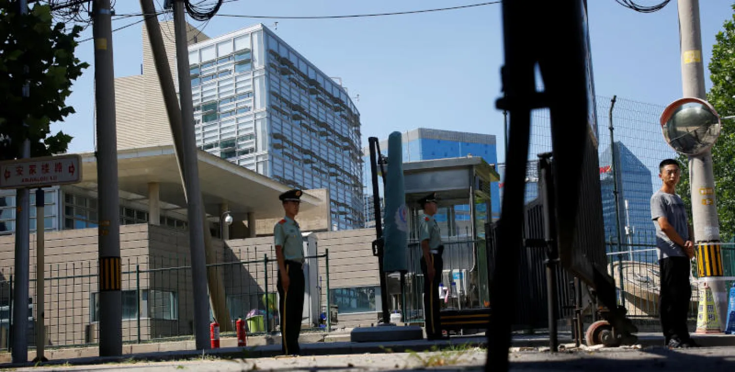 رجال الأمن من أمام السفارة الأميركية في بكين (رويترز)