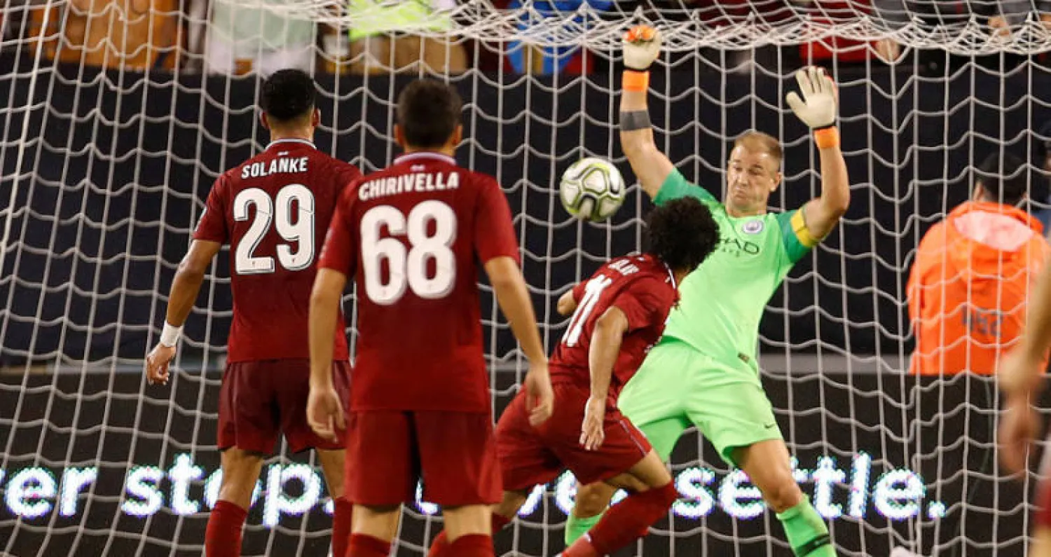 صلاح يسجل برأسه هدف ليفربول الأول في مرمى هارت حارس مانشستر سيتي (رويترز)