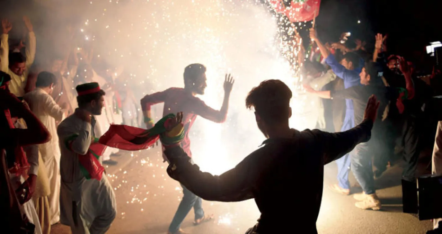 أنصار عمران خان يحتفلون بنتائج الانتخابات في كراتشي ليل أول من أمس (أ.ف.ب)