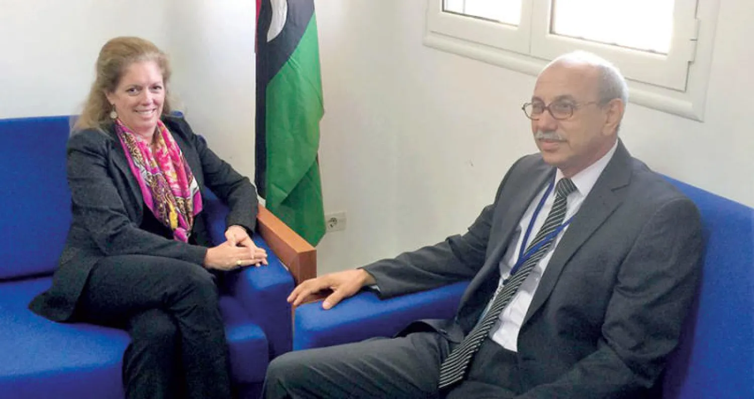 ستيفاني ويليامز نائبة غسان سلامة مع {رئيس اللجنة المركزية لانتخابات المجالس البلدية}  (وال)