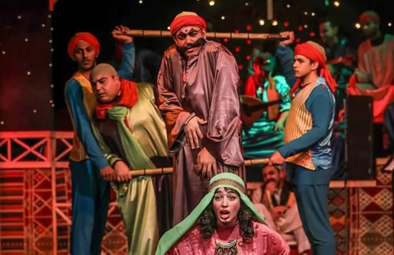 مشهد من مسرحية «السيرة الهلامية» (الصفحة الرسمية للمسرحية على «فيسبوك»)