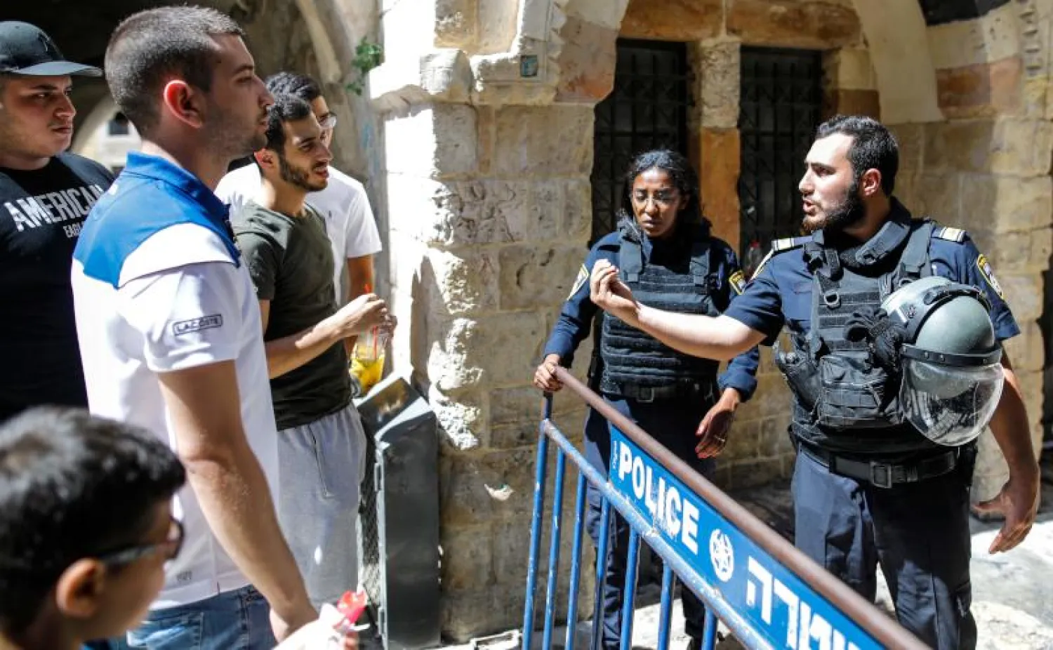 أفراد من الشرطة الإسرائيلية يغلقون شارعا بمدينة القدس القديمة بعد مواجهات بالمسجد الأقصى (أ.ف.ب)