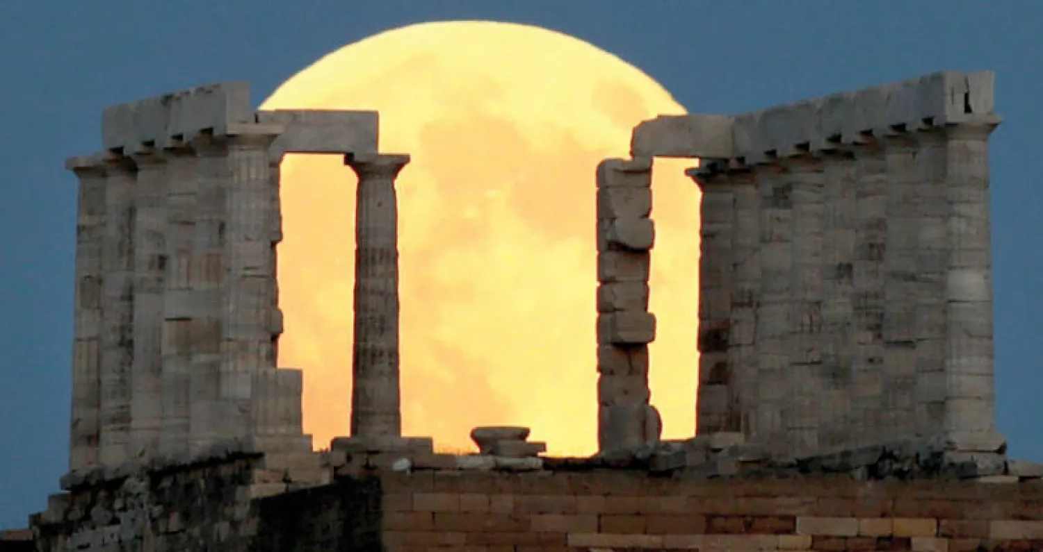 قمر برتقالي في سماء اليونان قبل أختفائه (رويترز)