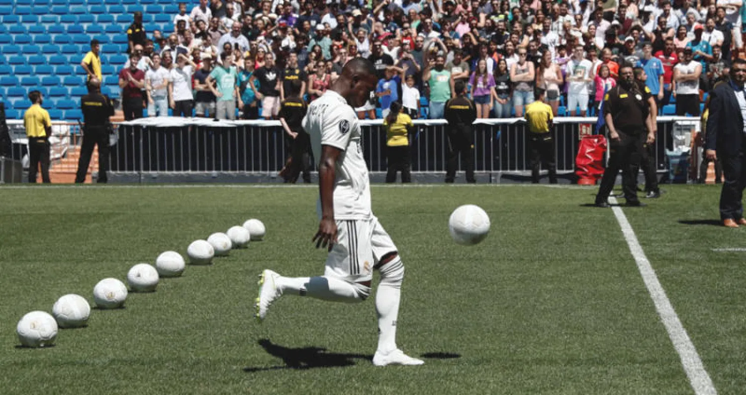 فينيسيوس جونيور يقدم مواهبه إلى جماهير ريـال مدريد (إ.ب.أ)