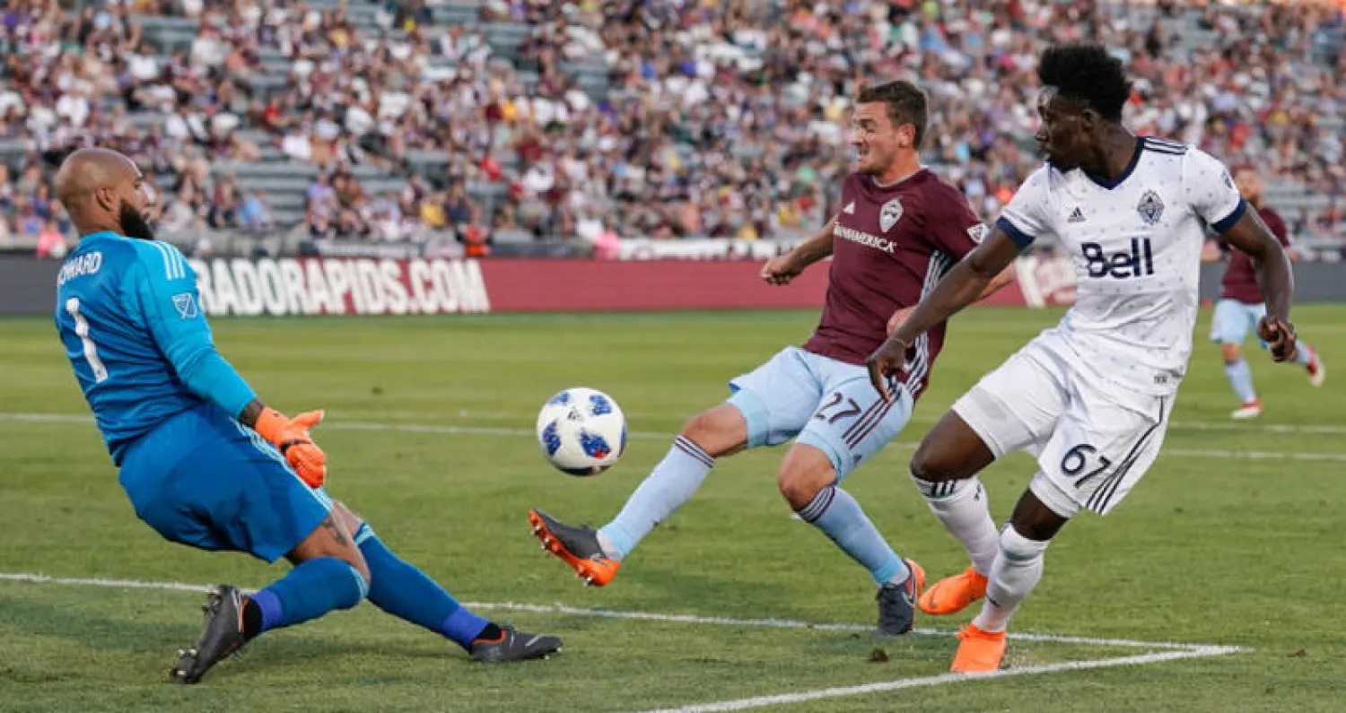 ألفونسو ديفيس (يمين) يتألق في الدوري الأميركي أمام فريق كولورادو رابيدس (أ.ب)