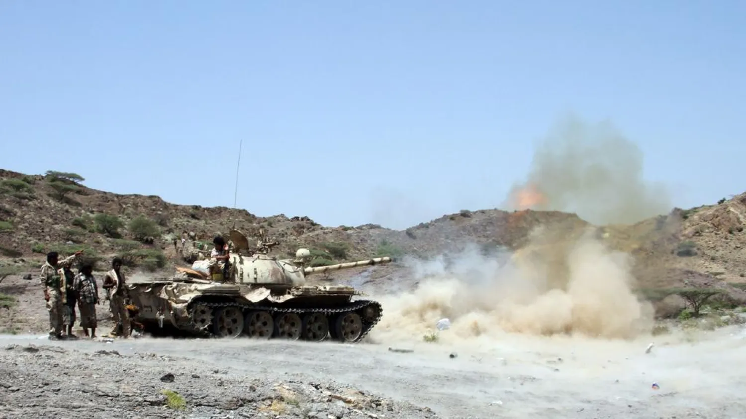 Yemeni pro-government forces fire at Houthi positions. (AFP)