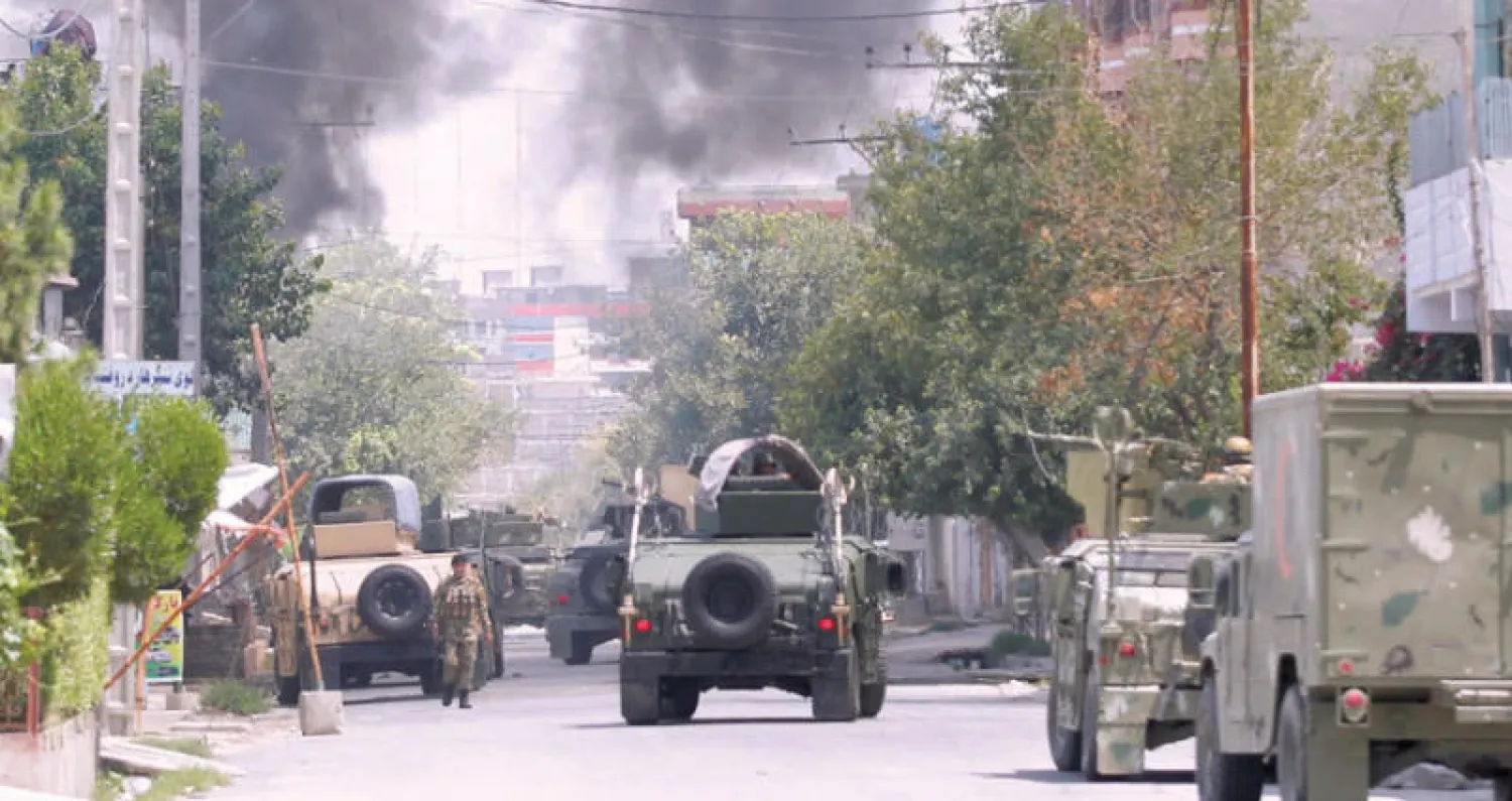 سحب دخان تتصاعد من مركز لتدريب القابلات تعرض لهجوم في جلال آباد شرق أفغانستان أمس (رويترز)