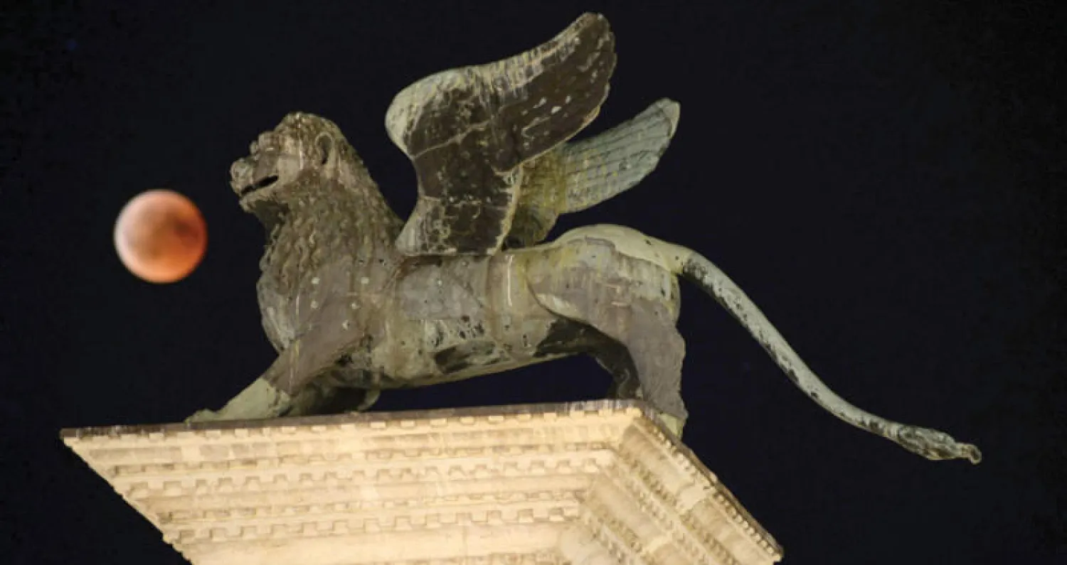 القمر العملاق من ساحة سان ماركو في فينيسيا (إ.ب.أ)