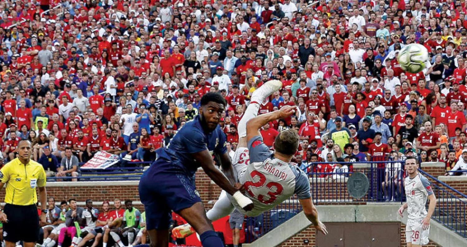 شاكيري نجم ليفربول الجديد يسجل بلعبة أكروباتية في مرمى يونايتد (أ.ف.ب)