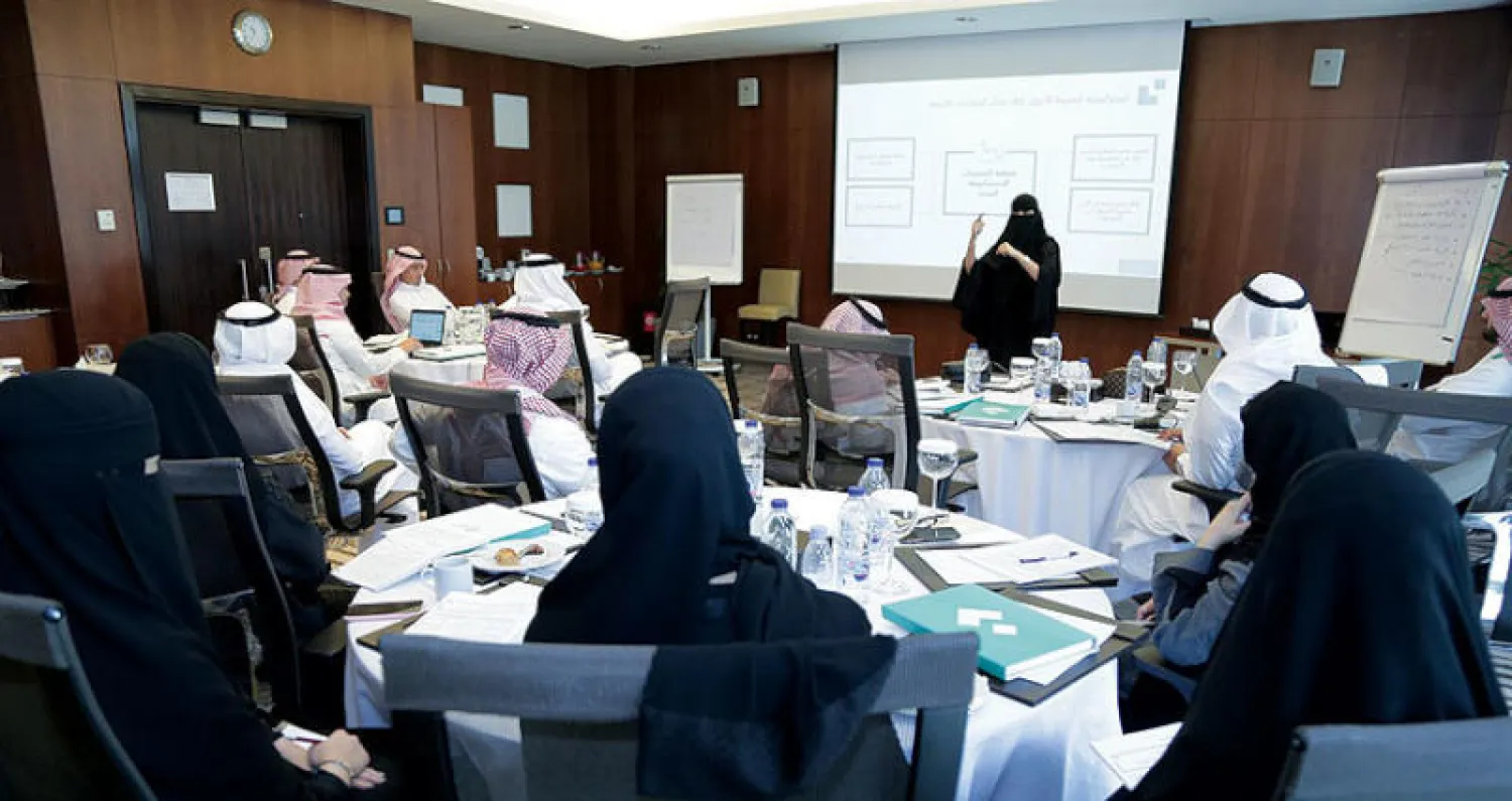 جانب من الدورات المتخصصة التي يقدمها المركز («الشرق الأوسط»)