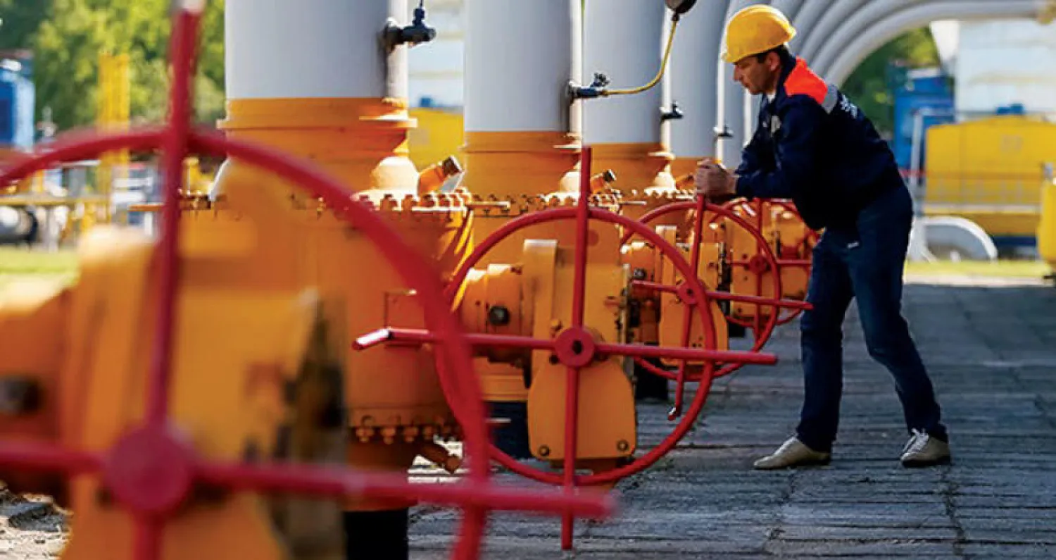 عامل يتحكم في إحدى الطلمبات بحقل غاز روسي