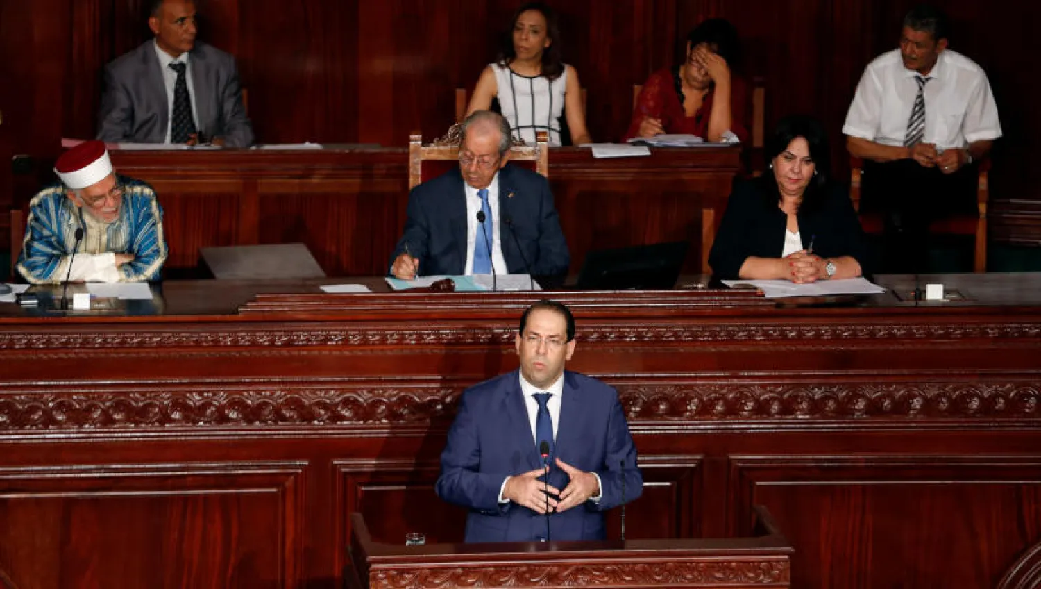 رئيس الحكومة التونسية يوسف الشاهد خلال كلمته أمام البرلمان (رويترز)