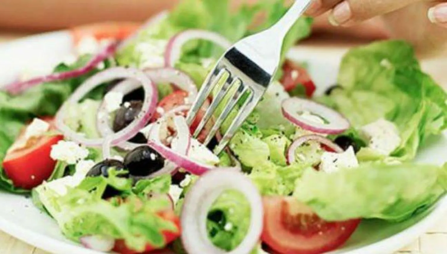 تضم الحمية تناول كميات كبيرة من الفواكه والخضراوات والحبوب الكاملة والأسماك وزيت الزيتون (رويترز)