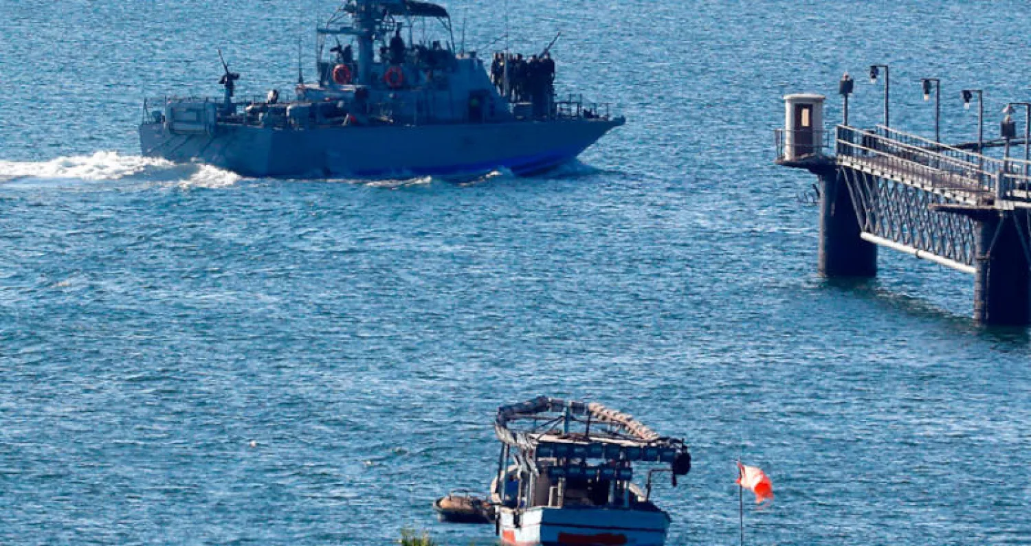 زورق بحري إسرائيلي يجبر «سفن فك الحصار» على التوجه إلى ميناء أسدود (أ.ف.ب)