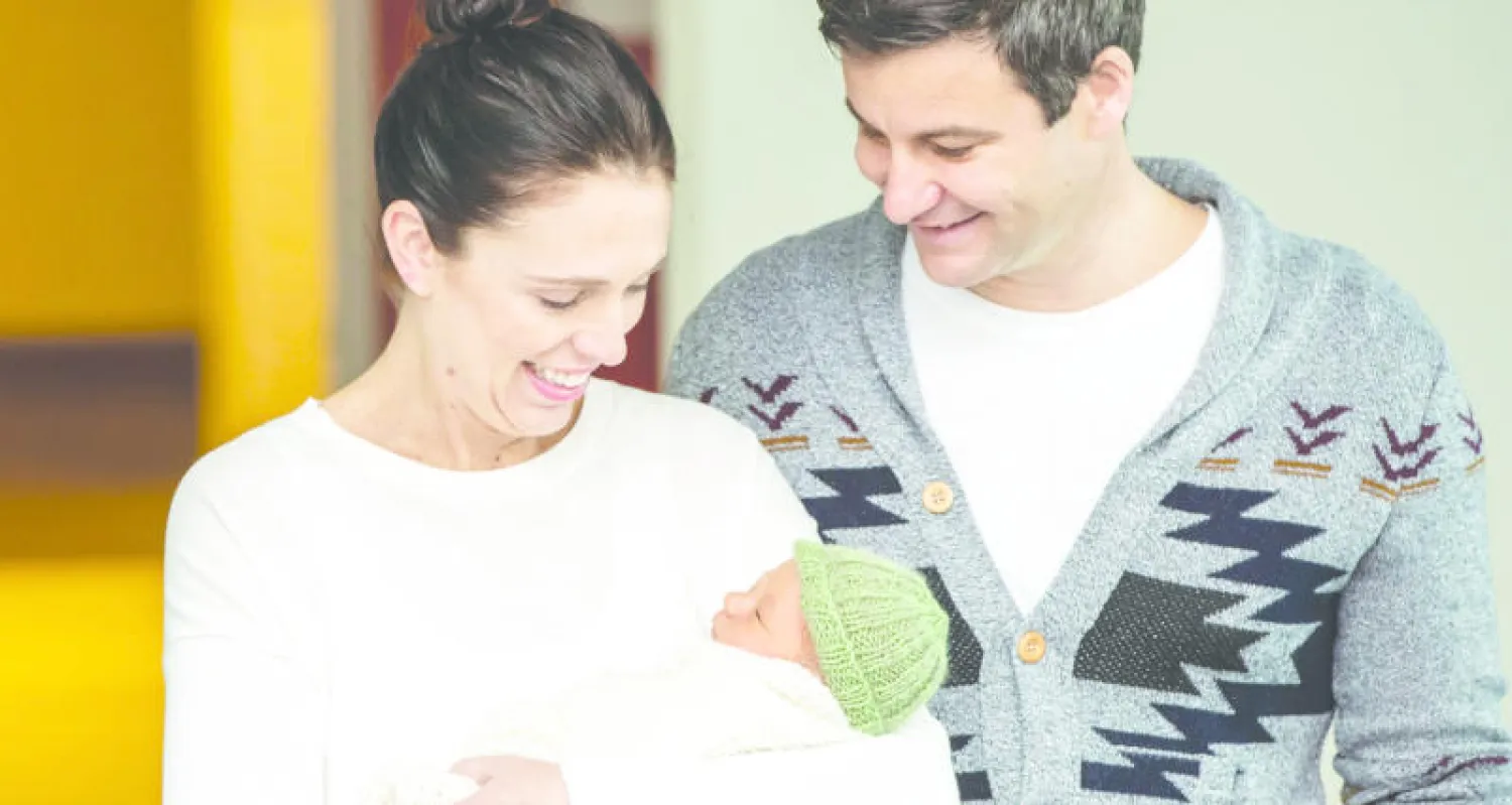 جاسيندا أرديرن رئيسة وزراء نيوزيلندا مع زوجها وابنتها (إ.ب.أ)