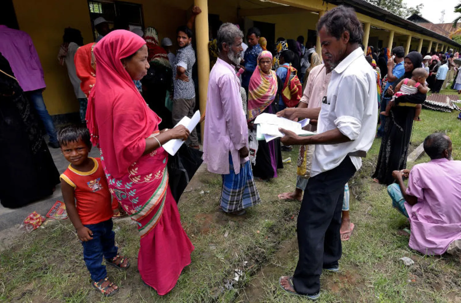 القرويون خارج السجل الوطني للمواطنين (رويترز)
