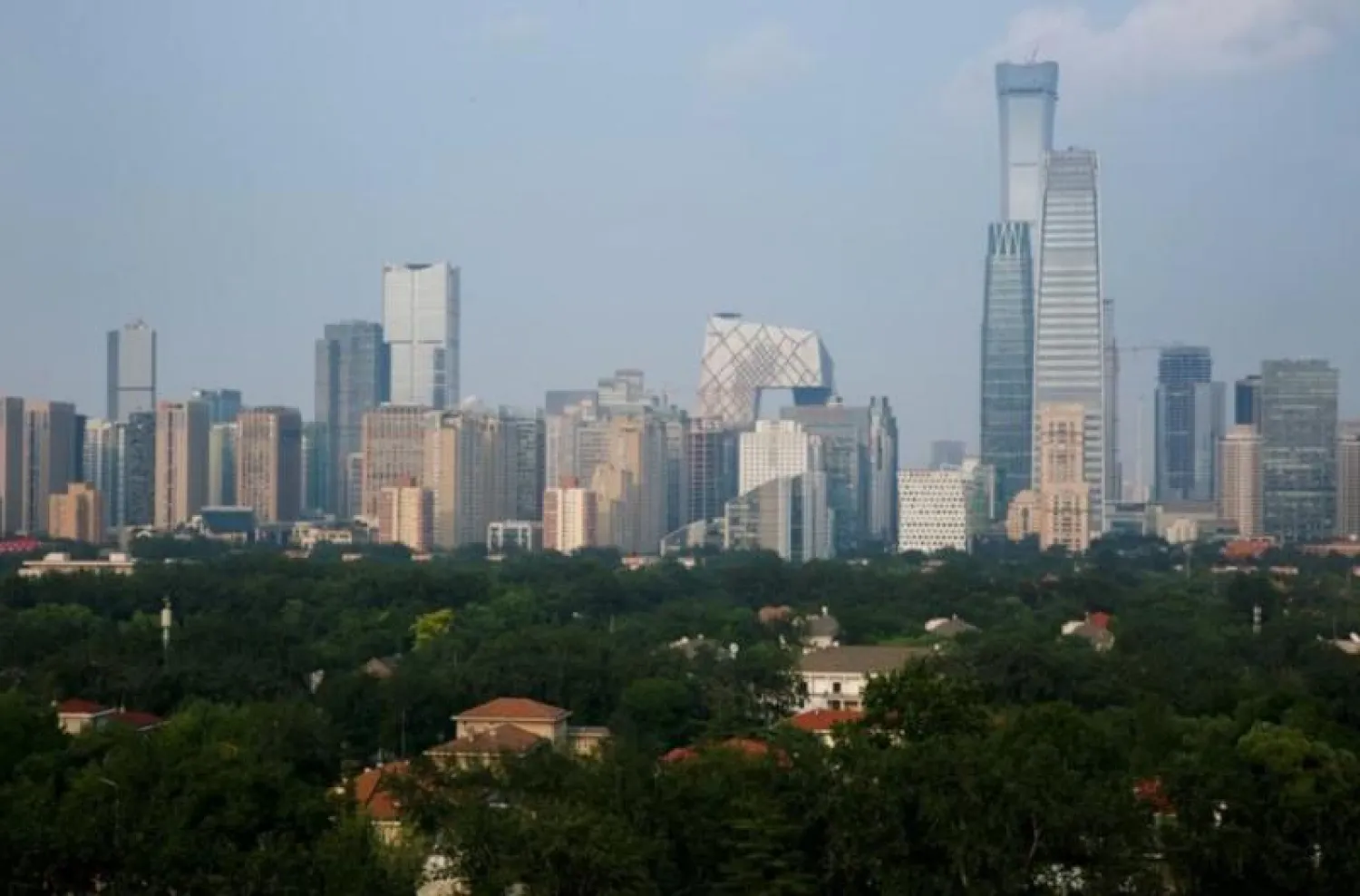 ناطحات سحاب في المنطقة التجارية بوسط بكين (رويترز)