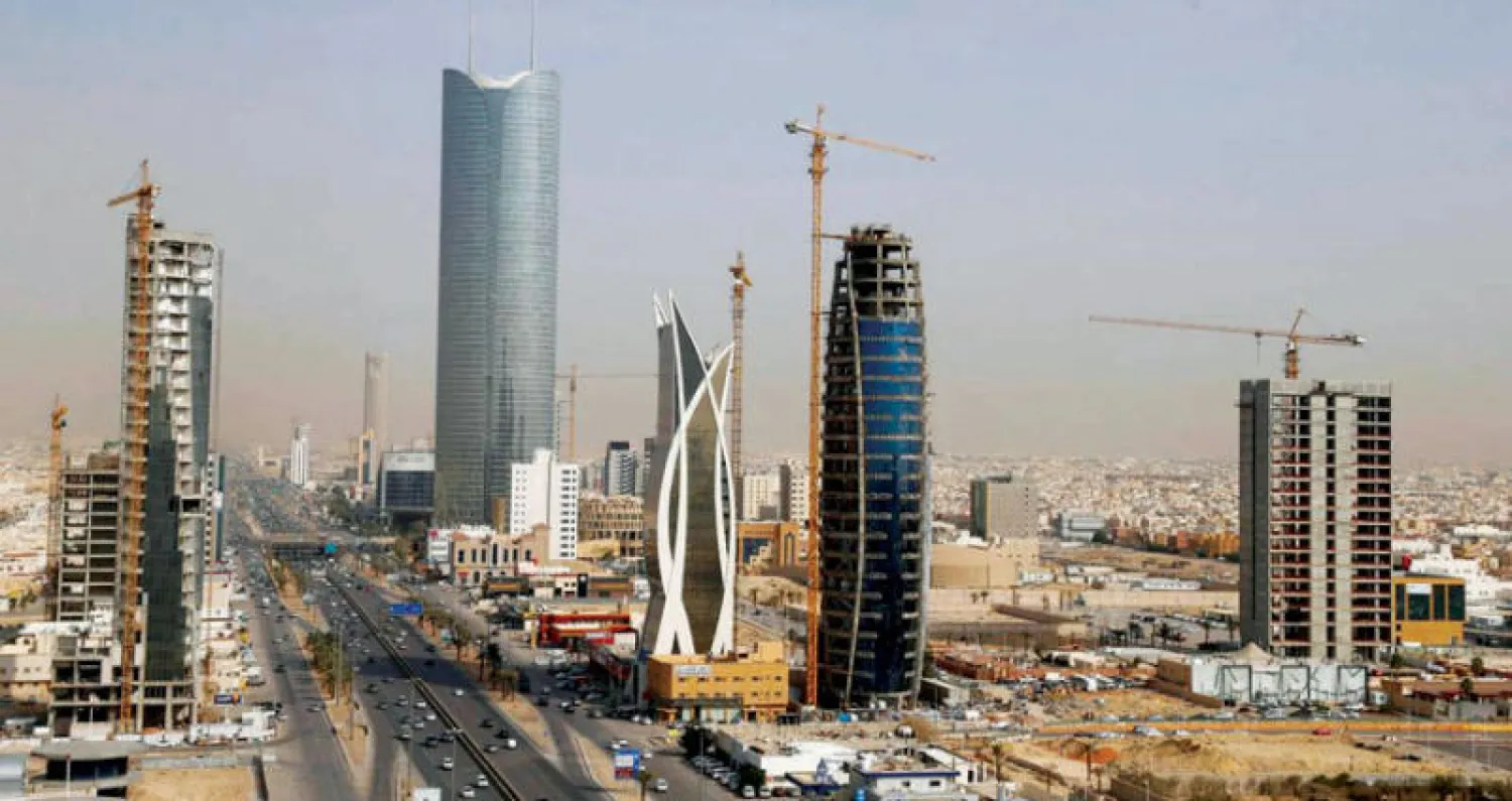 ساهمت الزيادات التي حققتها قطاعات التصنيع والخدمات المالية والعقارية إضافة إلى القطاع الحكومي في انتعاش أداء القطاع غير النفطي في السعودية خلال الربع الأول من 2018 (رويترز)