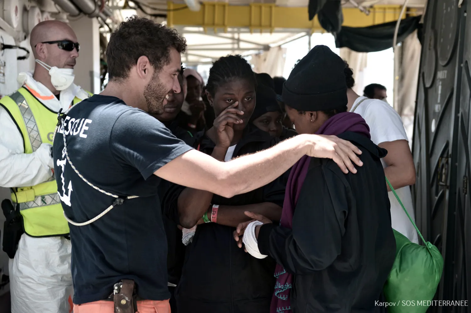 نزول المهاجرين في ميناء فالنسيا في 11 يونيو الماضي 