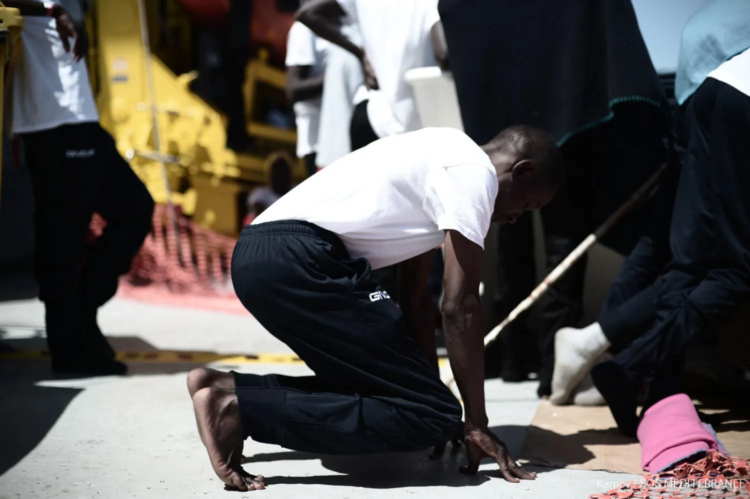 مهاجر يصلي على متن سفينة "أكواريوس" 