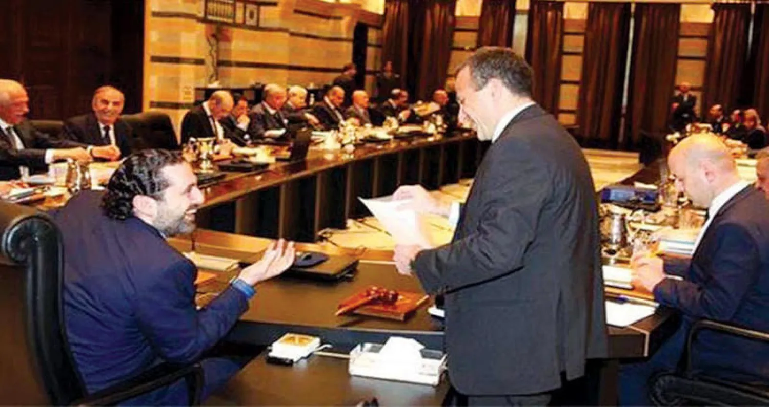 صورة تجمع الحريري وباسيل في جلسة حكومية قبل الانتخابات الأخيرة («الشرق الأوسط»)