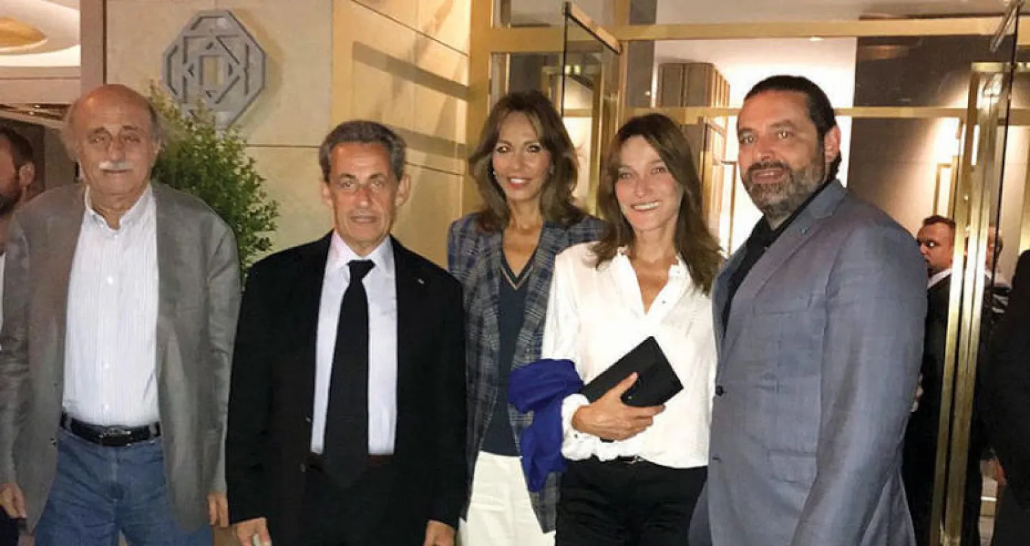 صورة نشرها وليد جنبلاط على «تويتر» لعشاء دعا إليه سعد الحريري تكريماً لساركوزي وزوجته بحضور نورا زوجة جنبلاط