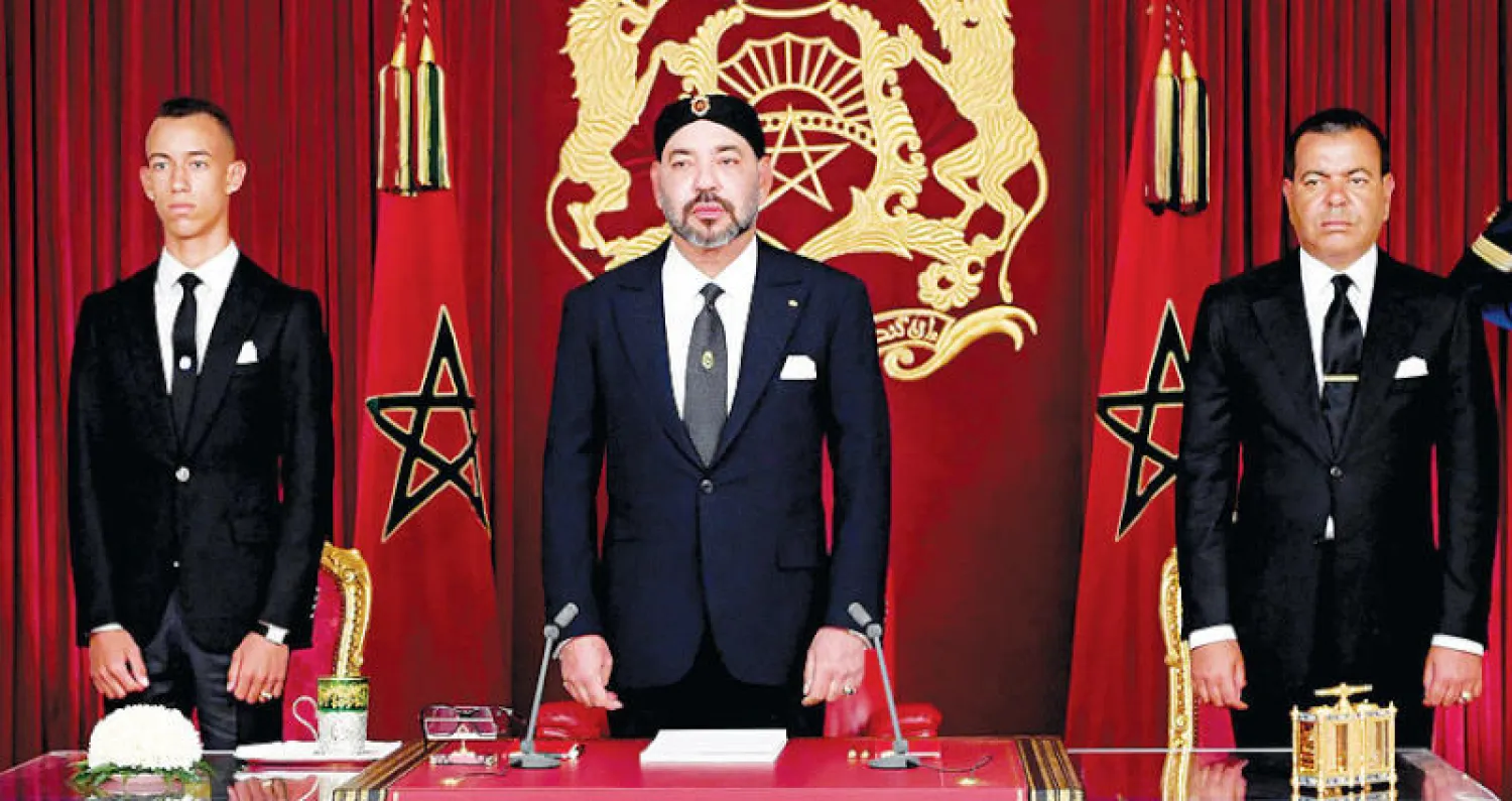 العاهل المغربي رفقة ولي عهده الأمير مولاي الحسن وشقيقه الأمير مولاي رشيد لدى إلقائه خطاب عيد الجلوس في الحسيمة (ماب)