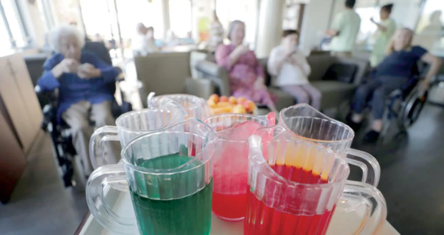 شراب بارد على طاولة في دار للمسنين في نيس (رويترز)