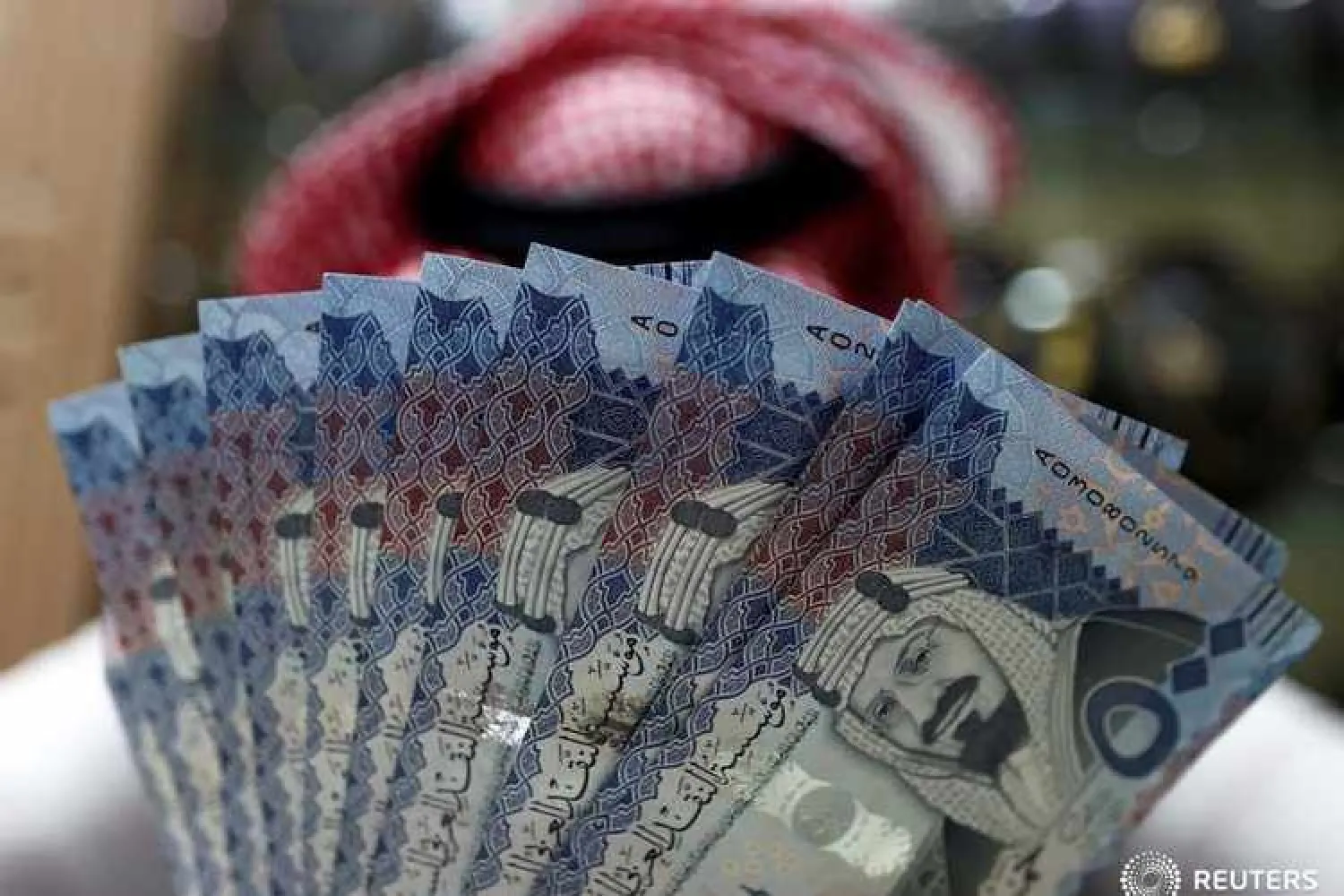 A Saudi money changer displays Saudi Riyal banknotes at a currency exchange shop in Riyadh, Saudi Arabia July 27, 2017. REUTERS/Faisal Al Nasser 