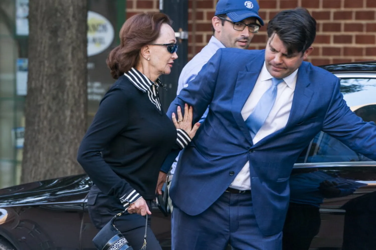 كاثلين زوجة بول مانافورت في طريقها إلى المحكمة (إ. ب. أ)