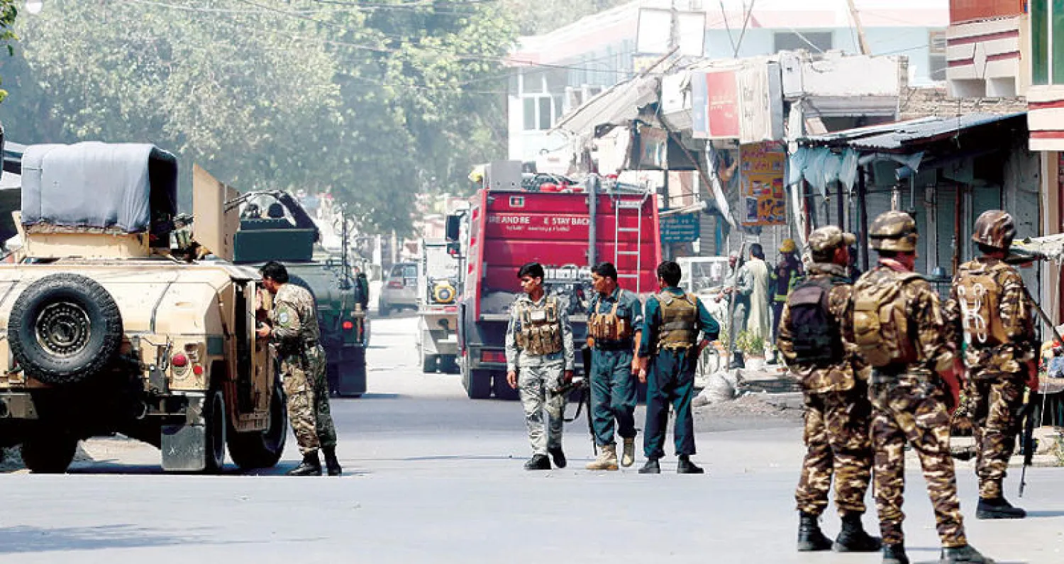 استنفار أمني بعد هجوم مسلحين بسيارة ملغمة على مدخل «دائرة إعادة اللاجئين» الأفغان بمدينة جلال آباد شرق أفغانستان أمس (رويترز)