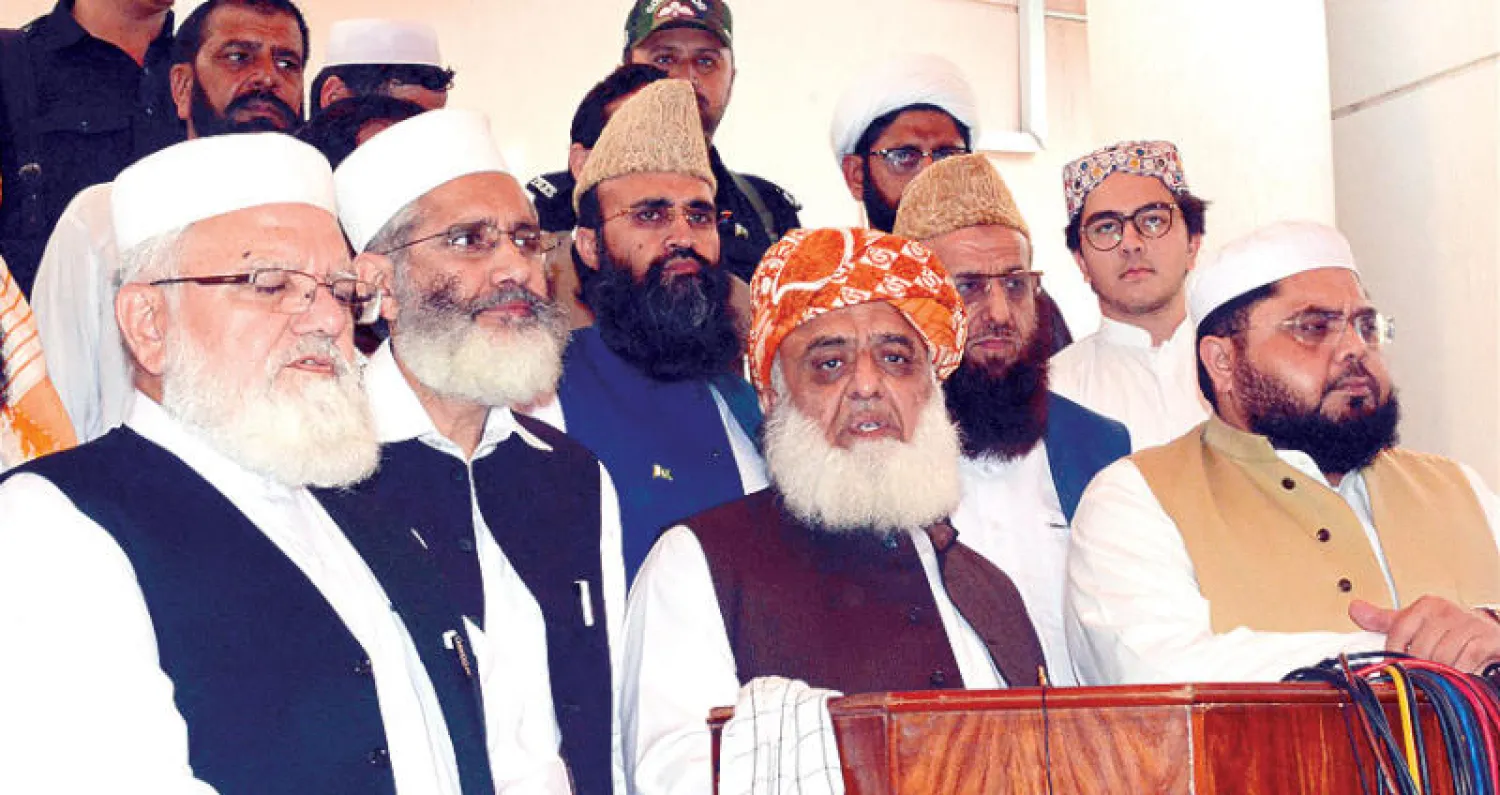 فضل الرحمن (وسط) زعيم تحالف القوى الدينية مع قادة آخرين خلال لقاء مع الصحافة العالمية الاثنين في إسلام آباد (آ.ب)